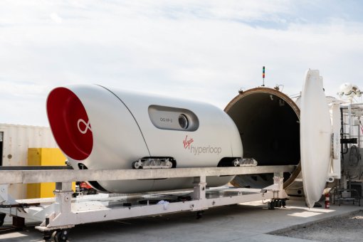 Вакуумный поезд Hyperloop прокатил первых пассажиров