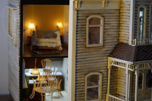 Энтузиаст сделал кукольный домик в стиле известных хорроров. Есть комнаты из «Пилы» и «Полтергейста»