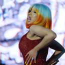 «Тогда женщины стреляли в них»: Cardi B выразила уважение советским женщинам-солдатам