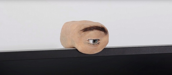 Эта жуткая веб-камера сделана в форме человеческого глаза. Она даже умеет моргать и двигать бровью!